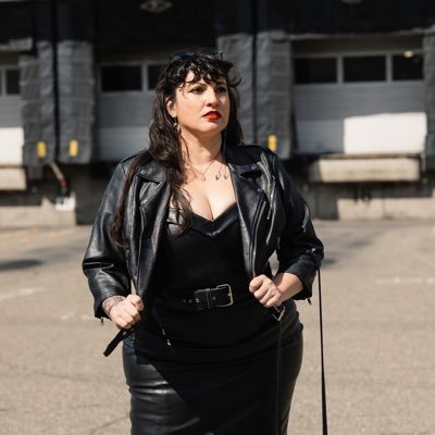 queencorpseface's profile picture. was once told I had good thigh skin