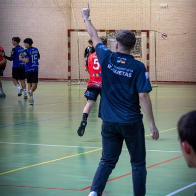 Graduado en Marketing e Investigación de Mercados Master en Dirección de Ventas y Marketing EAE   Entrenador de Balonmano