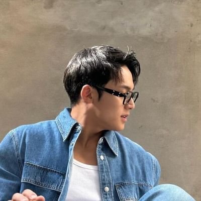 #𝑺𝑬𝑽𝑬𝑵𝑻𝑬𝑬𝑵 Aries prince. Raised with Talents and wrapped with his perfect visual. Made in 1997, seventeen's Kim Mingyu at your service.