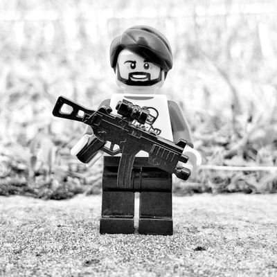 Jestem dorosły, ale nadal bawię się klockami.
I'm an adult, but I still play with Lego.