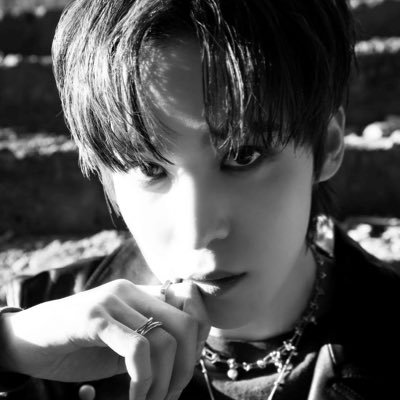 🖤 #Shawol #Adultiny 🖤 Rock music is life! I love animals. I find storms ⛈️calming.