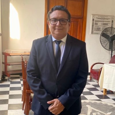 Abogado especialista en Derecho Administrativo y en Der. Público / Magíster en Derecho Público. Consultor y litigante. Experto en Contratación y Responsabilidad