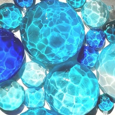 彩巴(いろは)と申します
見て触って癒されてほしい水面より水面な“minamo”と
つけてることを忘れるぐらいのつけ心地にふと視界に入ったときに元気になれるそんなあなたにぴったりの指輪をシンデレラサイズで作らせてください！
お色やサイズ金アレさんご相談承ります😊
minne / creema /メルカリで販売中💍