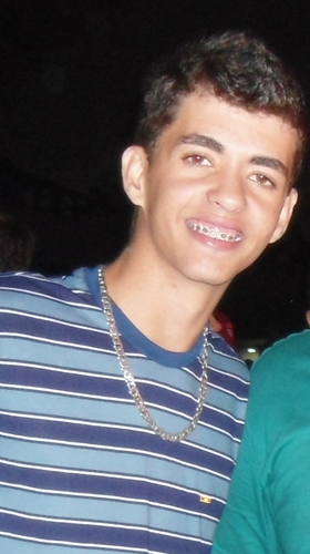 17 anos, universitário, orgulhoso, metido, chato, determinado e de bem com a vida mais imformações follow-me