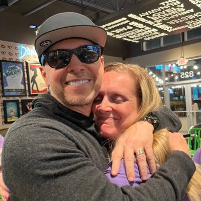 Boy mom/wife/RN/@DonnieSkullBelt. I love football #GoBlue, camping, concerts, cruising & NKOTB. Donnie has had my 🧡 since 88.