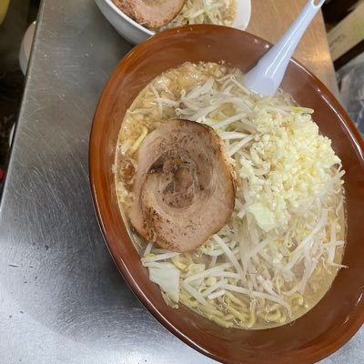室蘭で当店だけの二郎系と中華そばをご賞味あれ。〒室蘭市高砂町5丁目17-18(来夢コーポ一階)営業時間11:00〜20:30*材料無くなり次第終了*日曜定休日.その他臨時休業有り 麺屋哲神も経営しております!(パチンコビクトリア内)