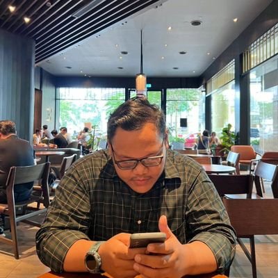 Maafkan mereka mereka tidak tahu
Mereka tidak ramas buku
Mereka segan ilmu