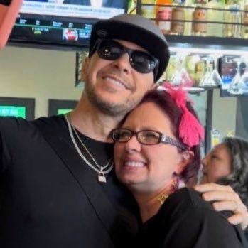 breast cancer fighter/3 Time cancer warrior/mom/OG Blockhead/Nkotb Blue Bloods Wahlberg fan/Mac n cheese #BHWarrior #LoveLikeDonnie followed by @DonnieWahlberg