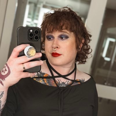 she/her • trans • vegan • sober • mediocre poet, bad fortnite streamer (creator code: itsparkerlee #epicpartner) • wife of @ladybookmad ☕️