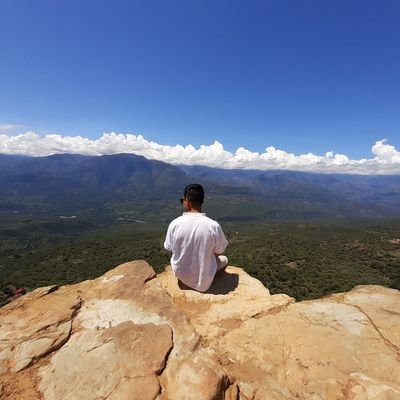Arquitecto con una profunda pasión por la vida, la arquitectura y los viajes, explorando cada día nuevas formas de inspiración.