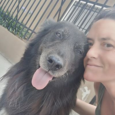 Tengo un perro que se llama Tomás. Hablo mucho. Me voy a dormir temprano todos los días. 
#AdoptaNoCompres