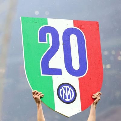 Forza Nerazzurri 
Internazionale 
Io te lo canteroooooò ogni momento 
Quando scendi in campo
La maglia che tu indossi 
Io quello stemma meeeee lo porto dentro