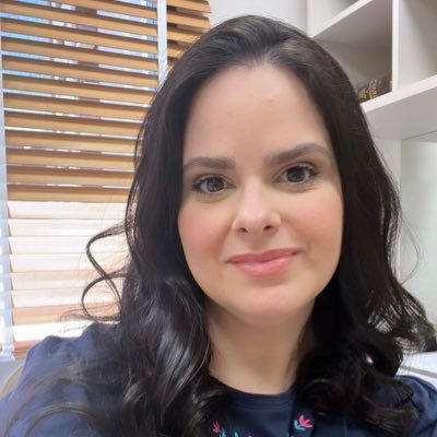 Médica dermatologista. Especialista pela SBD. Pós Graduada em Cosmiatria, LASERs e Procedimentos pelo Hospital Israelita Albert Einstein.