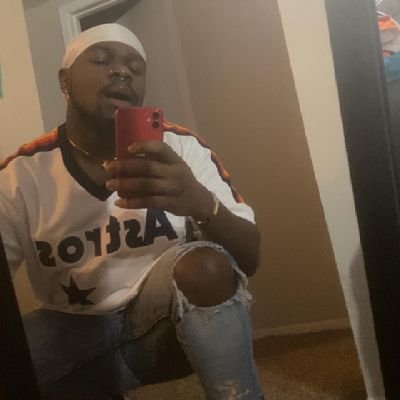 el_schmick's profile picture. Protect Women ✊🏿BLM
Very in love