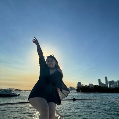 Amante de los atardeceres y la música. Siempre con ganas de recorrer el mundo 🌎✈️✨