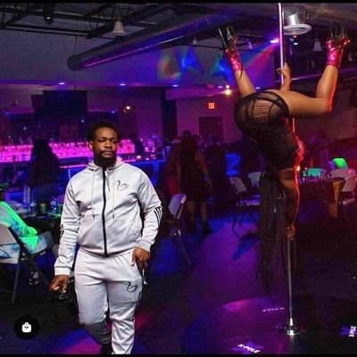 Henny3X_'s profile picture. Audio Engineer for AVN Nominated Podcast 
@TheHotSpotLounge_
 Film Producer/Director 🎬
#SipWitHenny🥃
✨ Bring your Fantasies to life ✨