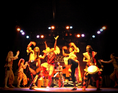 MBOLO es una compañía de danza y percusión africana de Madrid. El nombre viene del Wolof (lengua de Senegal) y significa Unión.