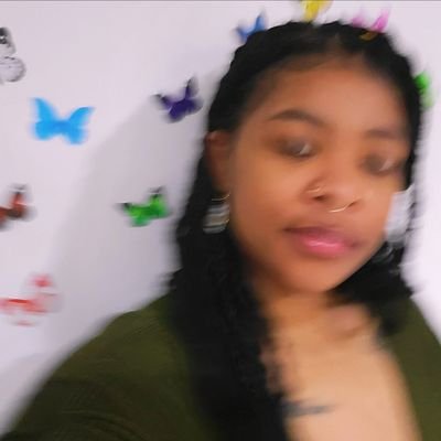 newark nj ➡️ philly pa ✨🌻 vegetarian 🌱 lesbian 💫 ✨️ig:clarkmarissa_ ✨️
always looking for more book friends 📚✨️💗