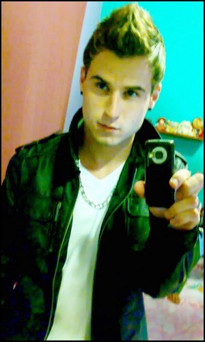 17 anos, aquariano, toco violão, skate, screamo, amigos, vodka, balada. Segue?