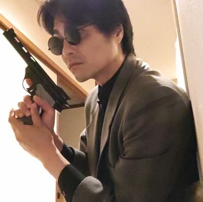 殺し屋っぽい一般民（編集・ライター職）小若菜隆です。各種SNS（X・Facebook・Instagram・Threads・Bluesky・mixi・アメブロ）にて日常のあれこれや趣味の「日曜創作」、「殺し屋コスプレ（すべて自撮り）」などを発信しております。何卒宜しゅうお頼申しますヾ(´●∀●｀*)ﾉ