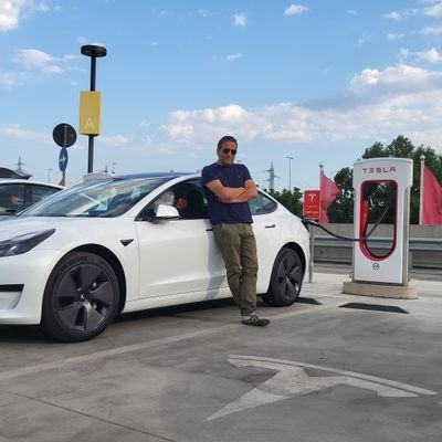TeslaBGY's profile picture. il giorno che mi vedrete partecipare ad un light show tesla vi autorizzo a prendermi a calci in culo...