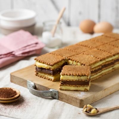 Ingredienti:
400g Biscotti secchi
300g Zucchero a velo
3 tuorli
300g Burro
80g Cacao amaro in polvere
6 tazzine di caffè
liquore Sassolino o Rum (facoltativo)