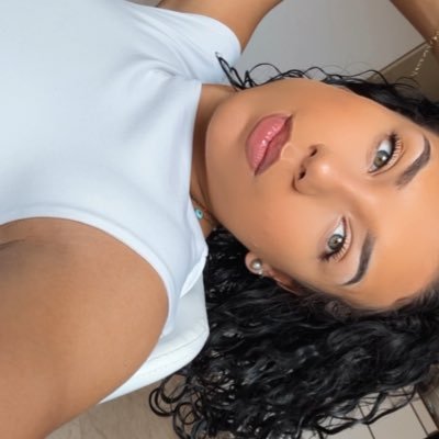 poupouuu_'s profile picture. Comme un rayon de soleil 🌞🌴