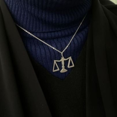 وڪلما حاصرها الأذى ڪشرنقة، تفننت في أن تخرج للآخرين، فراشة مكتملة الألوان 🦋💙.
خُريجة حقوق، مُحامية المستقبل بإذن الله ⚖️✨.