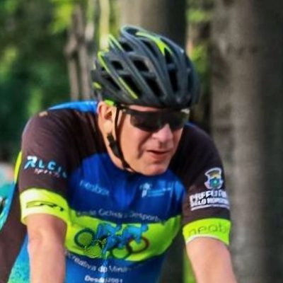 Médico Infectologista, escritor e ciclista, tetracampeão mineiro de ciclismo categoria master B.