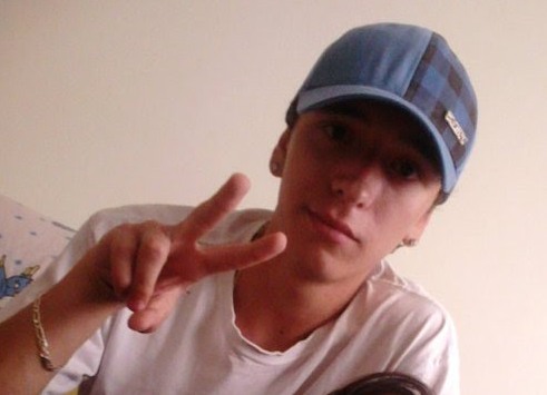 Nao me compare e nem me julgue... Nao nasci pra agradar e nem pra igualar ninguem! '-'