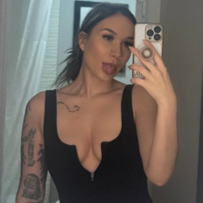 notnikpiks's profile picture. • “social status booster”