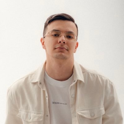 V_Kotov's profile picture. Senior Web & UX\UI Designer. 6+ years of experience. Stand Up comedian. Gymbro. Boxer (5 days of experience). Making my own design & art studio