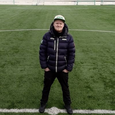 Kampengutt. Jobber med ball og bruker fritiden på ball. Ble kåret til Årets unge trener i 2013 av Trenerforeningen.
Twitrer for egen regning.