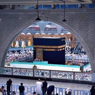 أَعُوذُ بِكَلِمَـاتِ اللهِ التَّامَّـاتِ مِنْ شَرِّ مَا خَلَـقَ