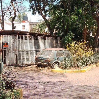 Se solicita retirar el auto chatarra en el estacionamiento de la Calle F en la Colonia Alianza Popular Revolucionaria en Coyoacán CDM