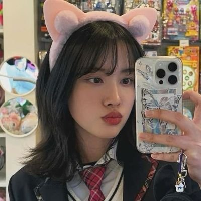 kpopstansphobic's profile picture. layover album of the century I think😗                     and it's fuck hybe!