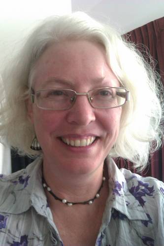 Mum of 3, Autisim aware, equal opportunity geek - sci fi or anything supernatural, platinum blonde, do'nt-miss-my-eyebrow-at-all skin cancer survivor,