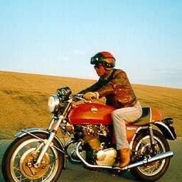Dennis_Vinkoert's profile picture. Op weg naar de eeuwige rijstvelden, humor van een bushokje, huurwoordenaar, kommaneuker, taalpurist, omnivoor, 25 jaar ouder dan kalenderleeftijd…