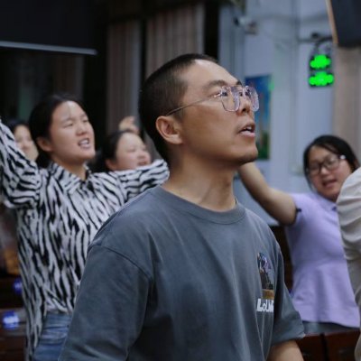 I thank God, Praise God and Pray to God!

Follow me to:
-Learn how we pray to God in China.
-See so many Chinese preachers, pastors, God's people and churches.