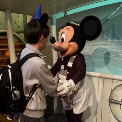 H10 G 162/49/25 岐阜 気軽にフォローしてください！ディズニーが好きです！一緒に行ける人いればぜひ！水族館も好き！1番好きなのはシャチで将来の夢はシャチになること😌