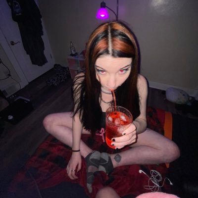 big_sadbitch's profile picture. it’s a long wait