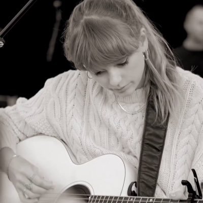 I play ukulele and guitar.
@taylorswift13 @onedirection @bts_twt @zaynmalik @justinbieber
Justin Bieber follows 03|19|17