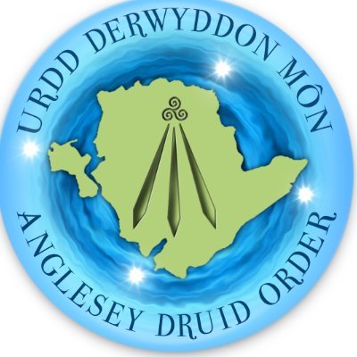 Yn ailfflamio yr hen sedd ddysg. Cymuned amldduwiol, animistaidd ar Ynys Môn. 
Rekindling the ancient seat of learning. A polytheistic, animistic community.