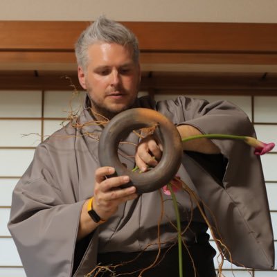 Ikebana Teacher & Artist living in Yokohama, harpist for 18 years. He/Him/They 🇨🇦🇯🇵🏳️‍🌈🌱https://t.co/fte0x1Ay5E (interview)