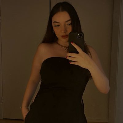 heyitsaley's profile picture. growing and glowing💭🕯️💫💸🥂🪐✨🦢