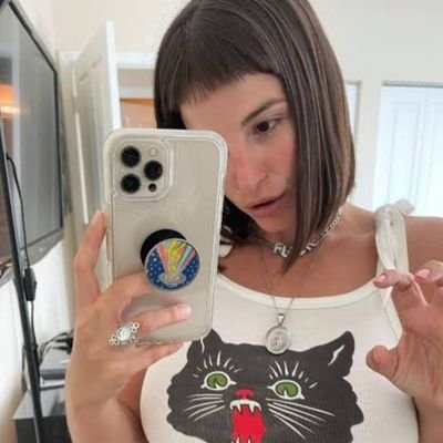 EmiliaMari32112's profile picture. I know you're busy today, but can you add me to your to-do list?🙂