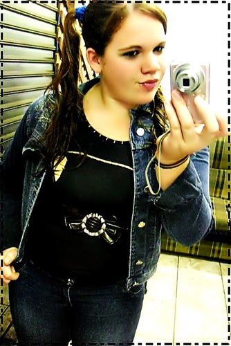 Escorpiana ,Palmeirense , Ciumenta , Chata , Romantica , Amiga , Timida , Teimosa , Boba , Confusa , Estressada , Bipolar . Twitter , Facebook , Msn . ;D
