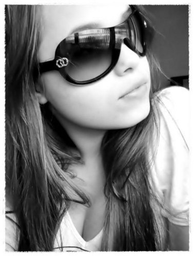 Uma garota de 18 anos que sabe o que quer sempre, que se ama alem de tudo, engraçada quando pode, legal em todas horas, sua amiga pode cre