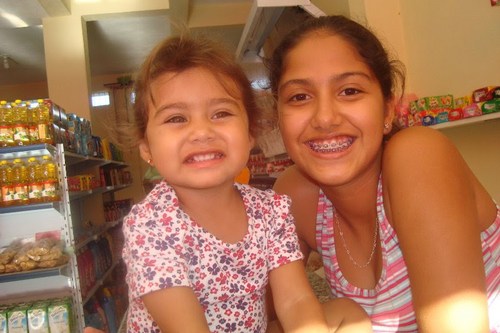 Você pode esconder muitas coisas atrás de um sorriso, mas nunca de um olhar. (y'