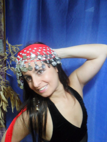 Hola mi nombre es vanina soy Profesora de danzas arabes ,jazz ,clasicas ,tap y nativas argentinas ..ademas estudio canto y comedia musical ..